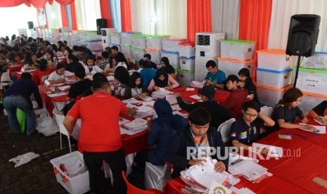 Sejumlah relawan Teman Ahok melakukan hitung manual sejuta KTP yang telah dikumpulkan di sekretariat Teman Ahok, Jakarta, Rabu (29/6).