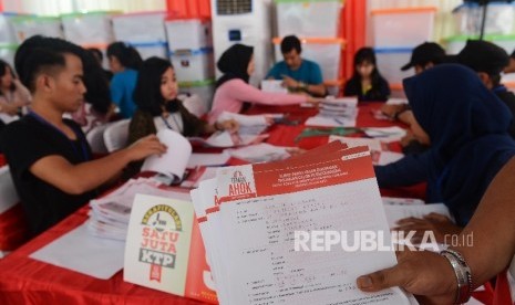 Sejumlah relawan Teman Ahok melakukan hitung manual sejuta KTP yang telah dikumpulkan di sekretariat Teman Ahok, Jakarta, Rabu (29/6).