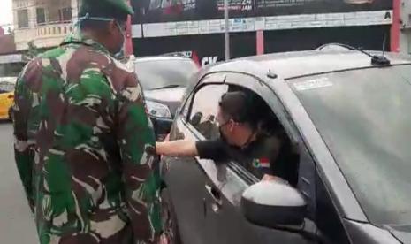 Sejumlah relawan yang hendak melakukan aksi sosial memaksa menerobos pos pemeriksaan petugas PSBB di Kota Tasikmalaya, Jumat (8/5). Pengawasan di perbatasan Tasikmalaya diperketat untuk antisipasi pemudik. Ilustrasi.