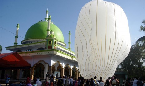 Sejumlah remaja bersiap melepas balon udara di Masjid Miftahul Ulum Desa Sumberasri, Purwoharjo, Banyuwangi, Jawa Timur. (Ilustrasi)