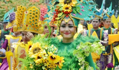 Sejumlah remaja dari Provinsi Gorontalo memakai kostum bunga berwarna-warni pada helaran budaya 'Kemilau Nusantara 2015' di depan Gedung sate, Kota Bandung, Ahad (25/10). Acara tersebut diikuti  16 provinsi di Indonesia serta 25 kota dan kabupaten di Jabar