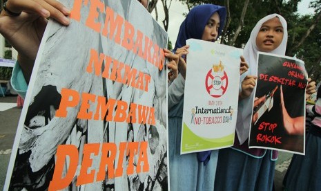 Sejumlah remaja melakukan aksi kampanye bahaya merokok di Surabaya, Jawa Timur, Minggu (29/5).