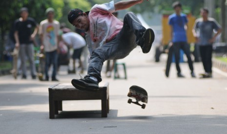 Sejumlah remaja penggiat olah raga skateboard unjuk kebolehan di kawasan Gelora Bung Karno, Jakarta, Ahad (15/4). (Republika/Aditya Pradana Putra)