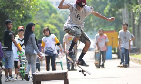 Sejumlah remaja penggiat olah raga skateboard unjuk kebolehan di kawasan Gelora Bung Karno, Jakarta, Ahad (15/4). (Republika/Aditya Pradana Putra)