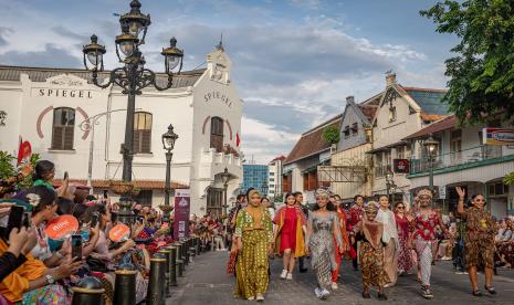 Sejumlah remaja perwakilan dari berbagai daerah berjalan dengan mengenakan busana kolaborasi kebaya, adat, dan batik saat mengikuti pagelaran fesyen Batik Specta Nusantara di Kawasan Cagar Budaya Nasional Kota Lama Semarang, Jawa Tengah, Sabtu (1/10/2022). Dinas Kebudayaan dan Pariwisata Kota Semarang, Jawa Tengah, tetap optimistis kawasan Kota Lama menjadi destinasi wisata yang favorit di Jawa Tengah dikunjungi pelancong pada tahun ini.