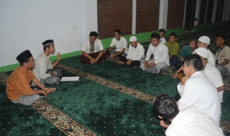 sejumlah remaja tengah mengikuti pelatihan bilal shalat taraweh di masjid riyadlush-shalihin parung