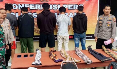 Sejumlah remaja yang terlibat dalam perang sarung dan diamankan di Mapolsek Bawen, Kecamatan Bawen, Kabupaten Semarang, berikut barang bukti yang ikut diamankan polisi, Selasa (28/3/2023).