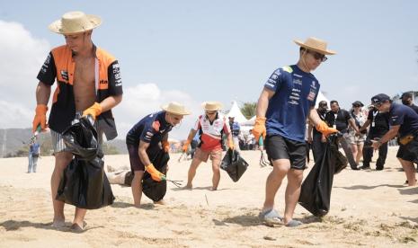 Sejumlah riders hadir di Pantai Kuta Mandalika untuk melakukan kegiatan bersih-bersih pantai dan penanaman terumbu karang, Kamis (12/10/2023). Indonesia Tourism Development Corporation (ITDC) bersama penyelenggara, yaitu MGPA dan Dyandra&Co, memegang peran dalam menggerakkan aksi sosial bersama para riders MotoGP.