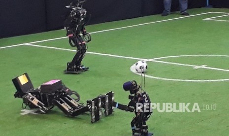 Sejumlah robot mengikuti pertandingan sepakbola pada Kontes Robot Indonesia (KRI) Regional IV di Polinema Malang, Kamis (3/5). 