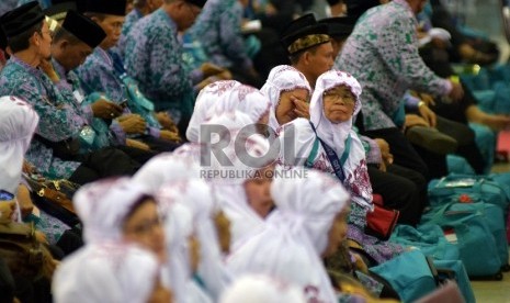 Sejumlah rombongan calon jamaah haji kloter I dari Provinsi DKI Jakarta dan Banten tiba di Asrama Haji, Podok Gede, Jakarta Timur, Kamis (20/8).  (Republika/Rakhmawaty La'lang)