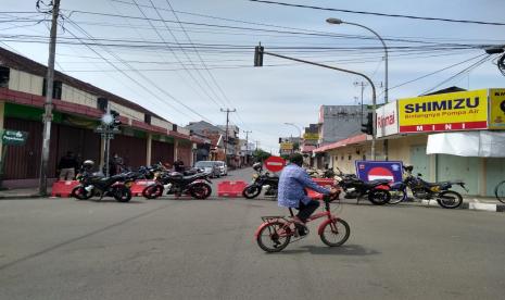 Sejumlah ruas jalan protokol di pusat Kota Indramayu dilakukan penyekatan di masa PPKM Darurat, Kamis (8/7). 