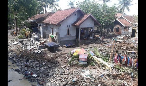 Sejumlah rumah di Desa Senyiur dan Penendem, Kecamatan Keruak, Kabupaten Lombok Timur, Nusa Tenggara Barat (NTB) rusak berat akibat terjangan banjir bandang pada Sabtu (18/11). 