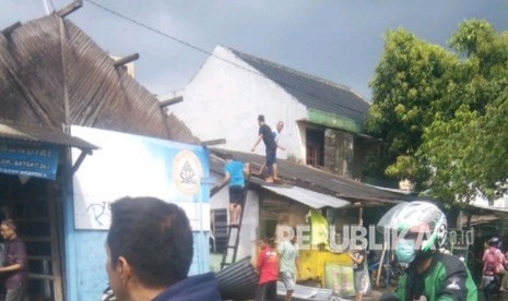 Sejumlah rumah di DIY yang rusak akibat angin kencang yang diyakini puting beliung, Selasa (24/4) siang.  Sebagian besar rumah berada di Dusun Sorowajan, Desa Banguntapan, Kabupaten Bantul, DIY. 