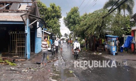 Sejumlah rumah di DIY yang rusak akibat angin kencang yang diyakini puting beliung, Selasa (24/4) siang.  Sebagian besar rumah berada di Dusun Sorowajan, Desa Banguntapan, Kabupaten Bantul, DIY. 