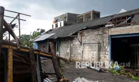 Ilustrasi rumah rusak akibat angin kencang.