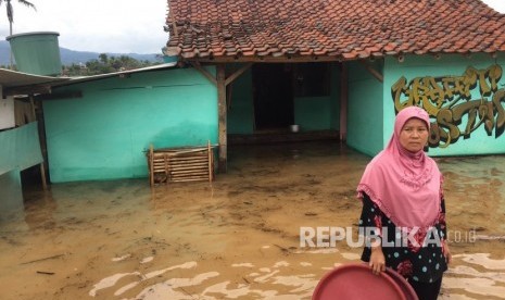 Sejumlah rumah, jalan dan sawah di Desa Tanjungsari, Kecatan  Sukaresik, Kabupaten Tasikmalaya terendam banjir pada Senin (26/11). 