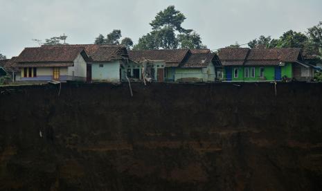 Ilustrasi rumah di pinggir tebing.