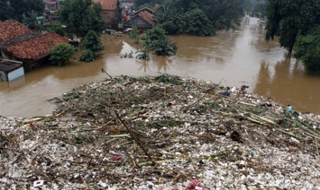 Sejumlah rumah terendam banjir di Kawasan Cililitan Kecil, Kramat Jati, Jakarta Timur, Rabu (16/1)