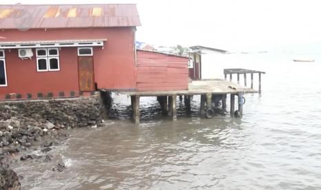 Sejumlah rumah warga di Kota Ternate alami kerusakan akibat rob.