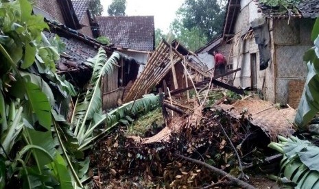 Whirlwind hits Indonesian cities and damaging tens of houses and wreaking losses running into millions. The disasters occurred in Sukabumi District of West Java Province, Lebak District of Banten Province and Jembrana District of Bali. (Illustration)