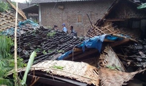 Ilustrasi rumah rusak akibat angin puting beliung.