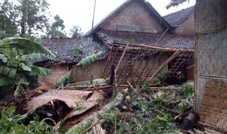 Rumah rusak akibat angin kencang (ilustrasi)