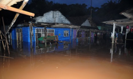 Sejumlah rumah warga terendam banjir akibat meluapnya Kali Cikumpa di Jalan Raya KSU, Depok, Jawa Barat, Jumat (11/3). 