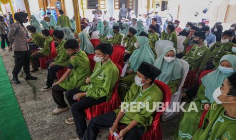 Sejumlah santri antre untuk mengikuti vaksinasi COVID-19 di Pondok Pesantren Daarur Rasul, Kabupaten Bogor, Jawa Barat, Jumat (19/11/2021). Pemerintah terus memfokuskan upaya dalam mencapai target vaksinasi sebesar 70 persen dari populasi penduduk menerima vaksin dosis pertama, yang diharapkan tercapai pada akhir Desember 2021 mendatang. 