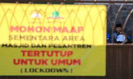 Sejumlah santri beraktivitas sambil menjalani isolasi massal di dalam pondok pesantren Abbdurrahman Basuri, Sindang, Indramayu, Jawa Barat, Jumat (5/3/2021). Pondok pesantren tersebut ditutup untuk umum setelah 73 santrinya terkonfirmasi positif COVID-19 dan selanjutnya pesantren tersebut diisolasi dengan memberlakukan PPKM skala mikro atau lockdown. 