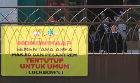 Sejumlah santri beraktivitas sambil menjalani isolasi massal di dalam pondok pesantren Abbdurrahman Basuri, Sindang, Indramayu, Jawa Barat, Jumat (5/3/2021). Pondok pesantren tersebut ditutup untuk umum setelah 73 santrinya terkonfirmasi positif COVID-19 dan selanjutnya pesantren tersebut diisolasi dengan memberlakukan PPKM skala mikro atau lockdown.