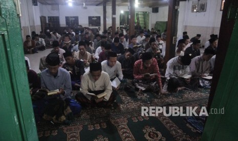 Sejumlah santri berdoa di rumah duka KH Maimoen Zubair di Pondok Pesantren Al-Anwar di Sarang, Rembang, Jawa Tengah, Selasa (6/8/2019). 