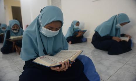 Sejumlah santri bertadarus (membaca Alquran) saat mengikuti Pesantren Kilat di Rumah Quran Al-Fatih, Jatibening, Jawa Barat