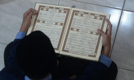 Sejumlah santri bertadarus (membaca Alquran) saat mengikuti Pesantren Kilat di Rumah Quran Al-Fatih, Jatibening, Jawa Barat.