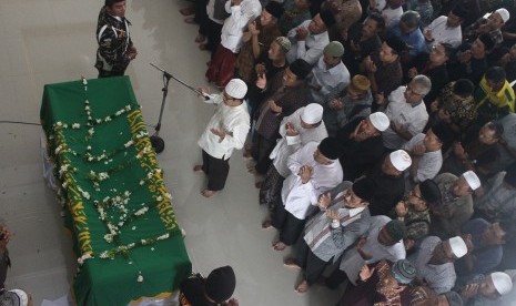 Sejumlah santri dan pelayat melakukan salat jenazah KH Hasyim Muzadi di Pondok pesantren Al Hikam, Cenggerayam, Malang, Jawa Timur, Kamis (16/3). 