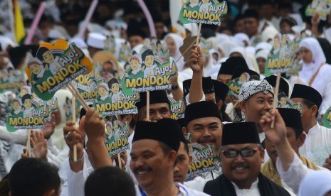 Sejumlah santri dan ulama NU mengikuti kirab santri guna menyambut Hari Santri Nasional ke-2 di Tasikmalaya, Jawa Barat, Kamis (20/10).