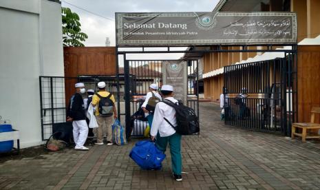 Sejumlah santri dari luar kota mulai datang kembali ke Pondok Pesantren Idrisiyyah, Kecamatan Cisayong, Kabupaten Tasikmalaya, Rabu (2/6). Pasa santri yang baru datang diwajibkan menjalani tes swab antigen yang difasilitasi pesantren. 