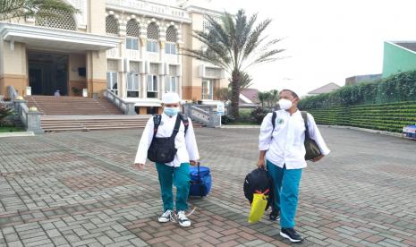 Sejumlah santri dari luar kota mulai datang kembali ke Pondok Pesantren Idrisiyyah, Kecamatan Cisayong, Kabupaten Tasikmalaya, Rabu (2/6). Pasa santri yang baru datang diwajibkan menjalani tes swab antigen yang difasilitasi pesantren. 