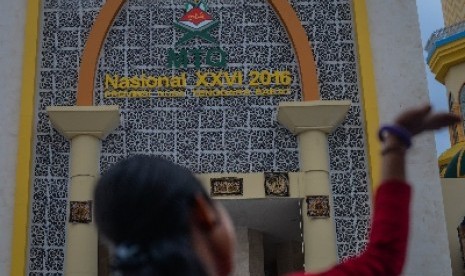 Sejumlah santri dari Provinsi Nusa Tenggara Barat (NTB) melakukan gladi resik di halaman Islamic Center, Nusa Tenggara Barat, Rabu (27/7). Gladi resik tersebut dilakukan untuk memeriahkan MTQ Nasional XXVI yang akan diadakan pada Tanggal 30 Juli mendatang.