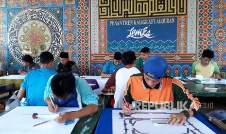 Sejumlah santri di Pesantren Kaligrafi Alquran Lemka Sukabumi tengah mengikuti ujian akhir kaligrafi Senin (21/5).