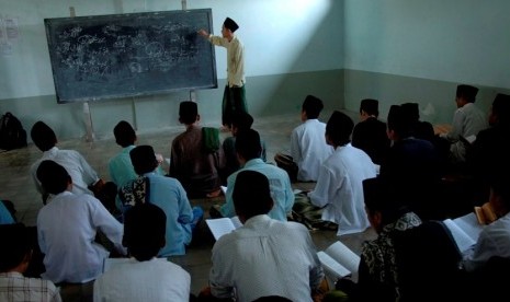  Sejumlah santri di Ponpes Lirboyo Kediri menjalani pemantapan dakwah Allussunah Wal Jamaah (Aswaja) untuk menangkal penyebaran paham radikalisme Islam.