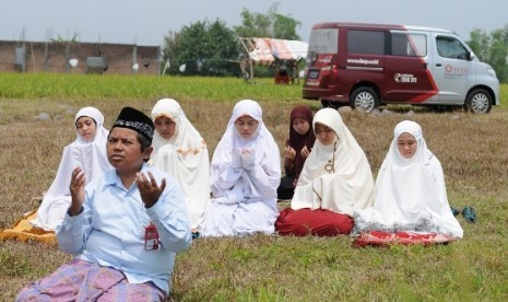 sejumlah santri mahasiswa malang sedang shalat hajat