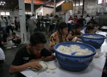 Sejumlah santri makan siang di dapur umum asrama putra pondok pesantren Wali Barokah, Dewan Pimpinan Pusat (DPP) Lembaga Dakwah Islam Indonesia (LDII), Kediri, Jawa Timur, Kamis (5/5).