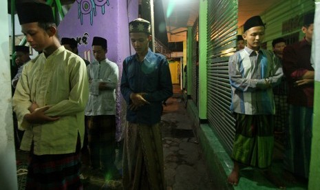 Sejumlah santri melakukan salat tarawih pertama di area masjid lama pondok pesantren (ponpes) Lirboyo, Kota Kediri, Jawa Timur, Ahad (5/6) malam. Salah satu ponpes terbesar se-Jawa Timur tersebut menyelenggrakan salat tarawih yang diikuti oleh ribuan santr