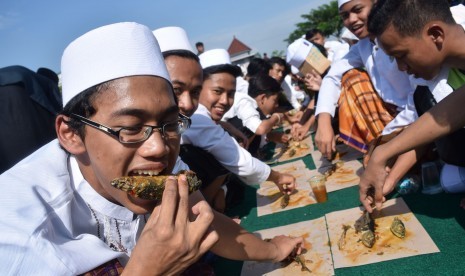 Memakan ikan (ilustrasi) 