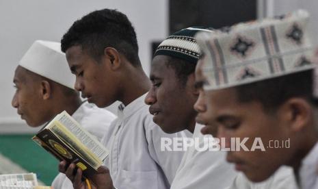 Sejumlah santri membaca Al-Quran di Pesantren Nuu Waar Al Fatih Kaffah Nusantara (AFKN) di Setu, Kabupaten Bekasi, Jawa Barat, Sabtu, (24/4/2021). Kegiatan Khatam Al-Quran tersebut dilakukan rutin setiap bulan Ramadhan oleh 750 santri dan santriwati.