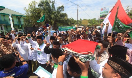 Sejumlah santri membaca Ikrar Santri saat menyambut rombongan Kirab Resolusi Jihad di Indramayu, Jawa Barat, Rabu (21/10).