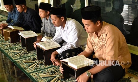 Sejumlah santri membaca kitab Riayatul Himmah