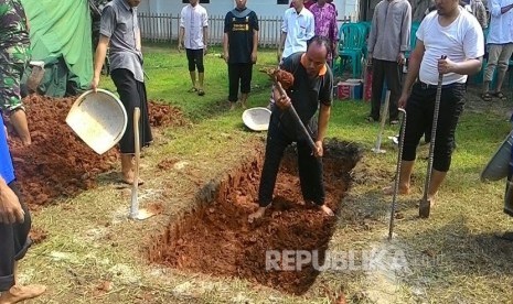  Para santri pondok pesantren Al Hikam Kukusan, Beji Depok sedang beramai-ramai mengali liang kubur Alm KH Hasyim Muzadi yang berada di halaman belakang Masjid Al Hikam, Kukusan, Beji, Depok, Kamis (16/3).