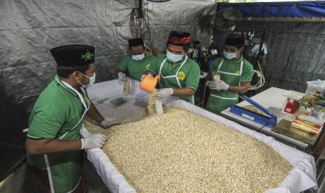 Sejumlah santri membuat tempe di Pondok Pesantren di Depok, Jawa Barat