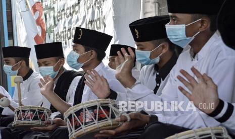 Sejumlah santri menampilkan kesenian marawis saat menghadiri peringatan Hari Santri Nasional di Puskesmas Sukaraja, Banyuresmi, Kabupaten Garut, Jawa Barat, Kamis (22/10/2020). Puskesmas Sukaraja menggelar peringatan Hari Santri Nasional dengan mengundang santriwan dan santriwati Pondok Pesantren At Takwin sekaligus mensosialisasikan gerakan 3M kepada para santri. 